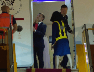 Body language expert breaks down French president Macron’s response moments after wife ‘slapped’ him Body language expert breaks down French president Macron’s response moments after wife ‘slapped’ him