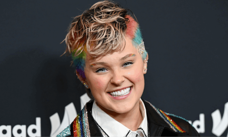 People shocked as JoJo Siwa confirms new relationship with very intimate selfie